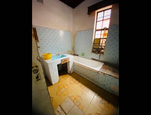 6 BEDROOM HOUSE FOR SALE IN BEZUIDENHOUT VALLEY
